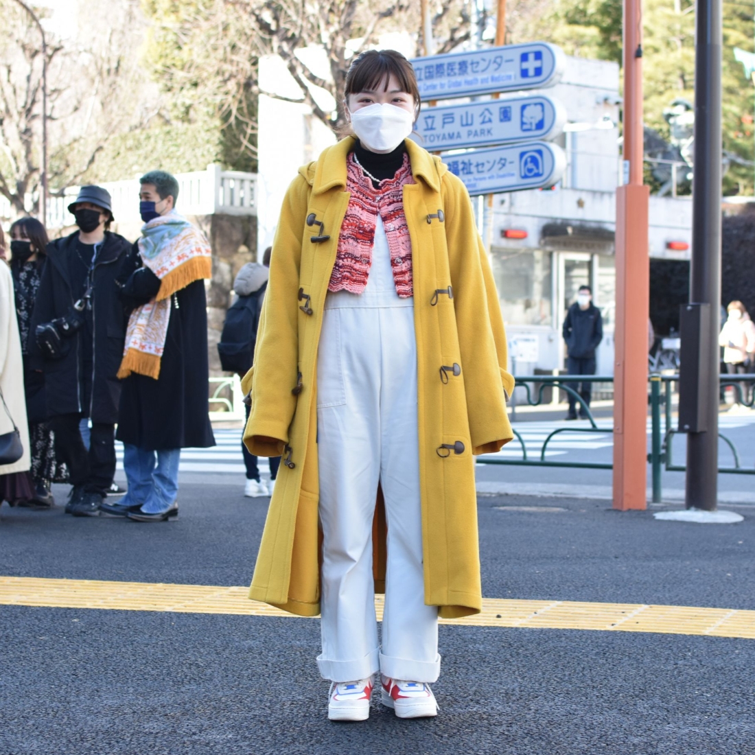 黄色いコートが目を引くハルの冬コーデ！【早稲田大ファッションスナップ】