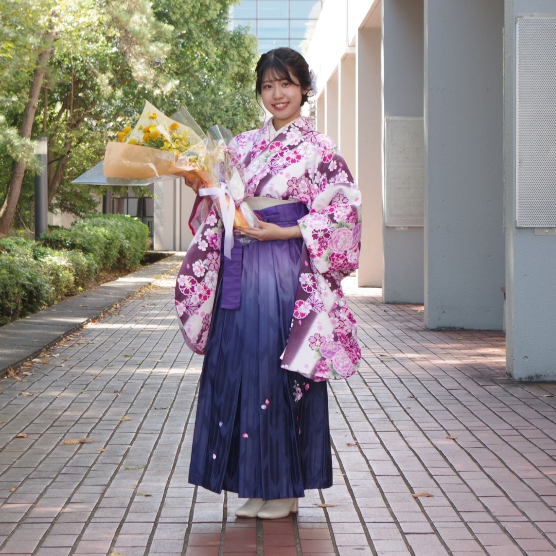 卒業式スナップ！紫色の袴と晴天が相性抜群！花吹雪のしおりをピック！