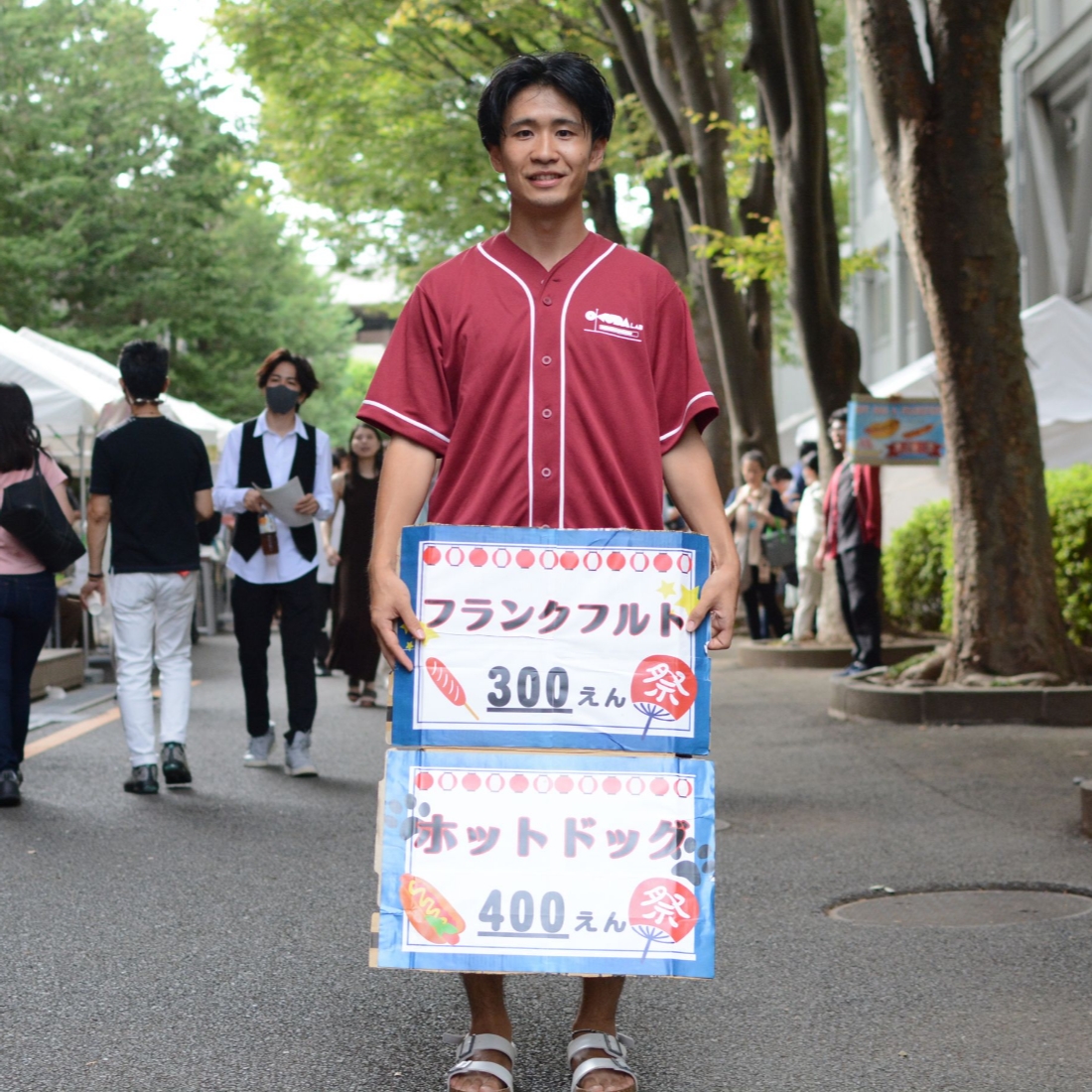 矢上祭スナップ🔬奥田研Tを着て呼び込み中の理工学研究科マベ！フランクフルト美味しかったです☺️