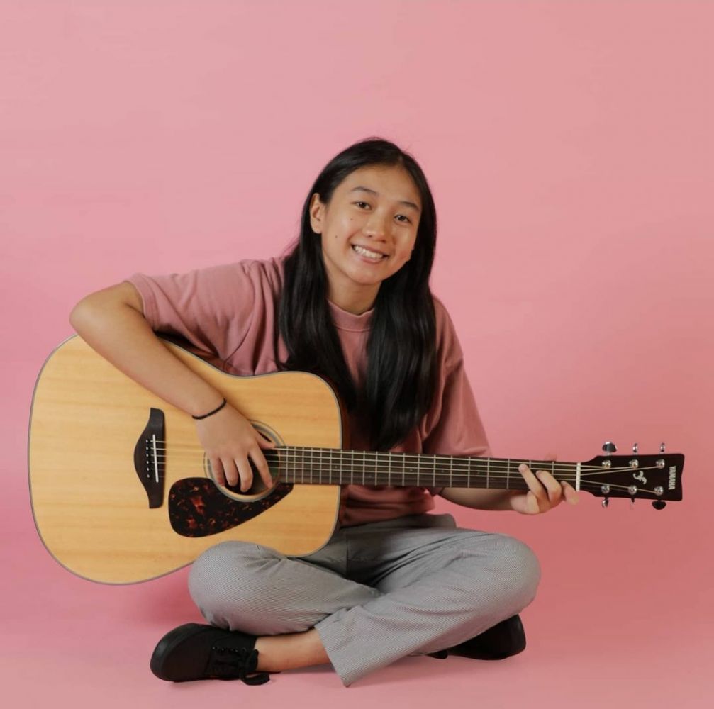 ギターを弾いている写真が印象的なハワイ人留学生のナリナの気になるインスタは？！