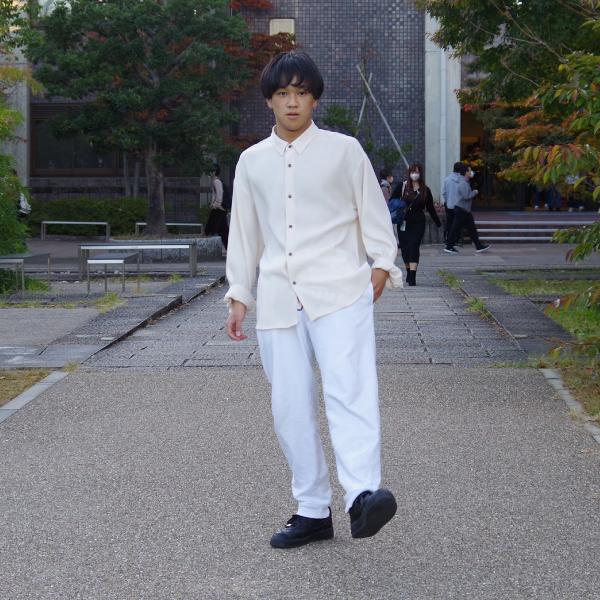 白いシャツ、白いパンツに真っ黒のスニーカー‼️【#立命館大ファッションスナップ】