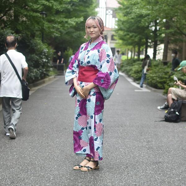 ピンクヘアと大花柄のマリアージュ🏵️政治経済学部まおは浴衣デーをエンジョイ🩷