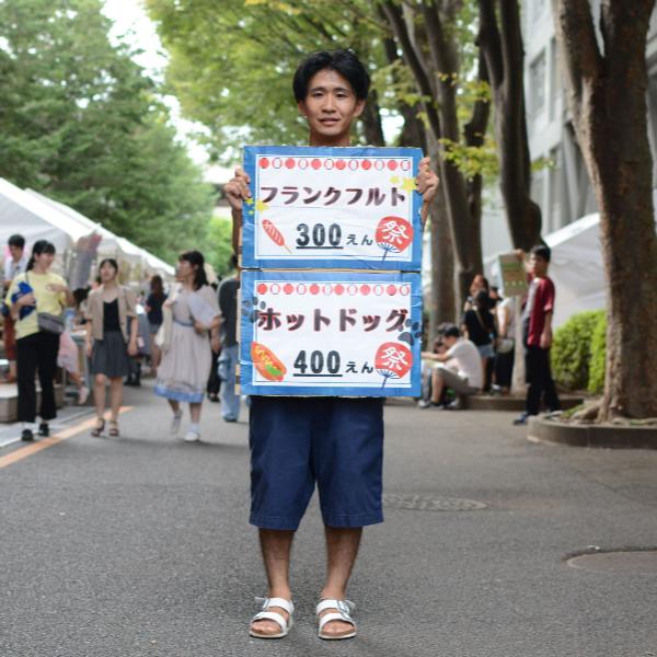 矢上祭スナップ🔬奥田研Tを着て呼び込み中の理工学研究科マベ！フランクフルト美味しかったです☺️